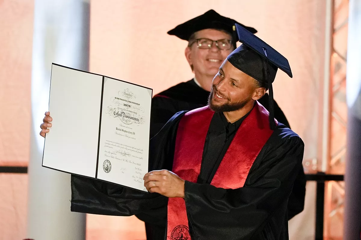 Curry ingresa al HOF de Davidson College