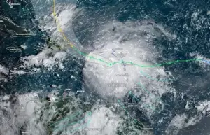 Puerto Rico declara emergencia estatal ante tormenta y aviso de huracán