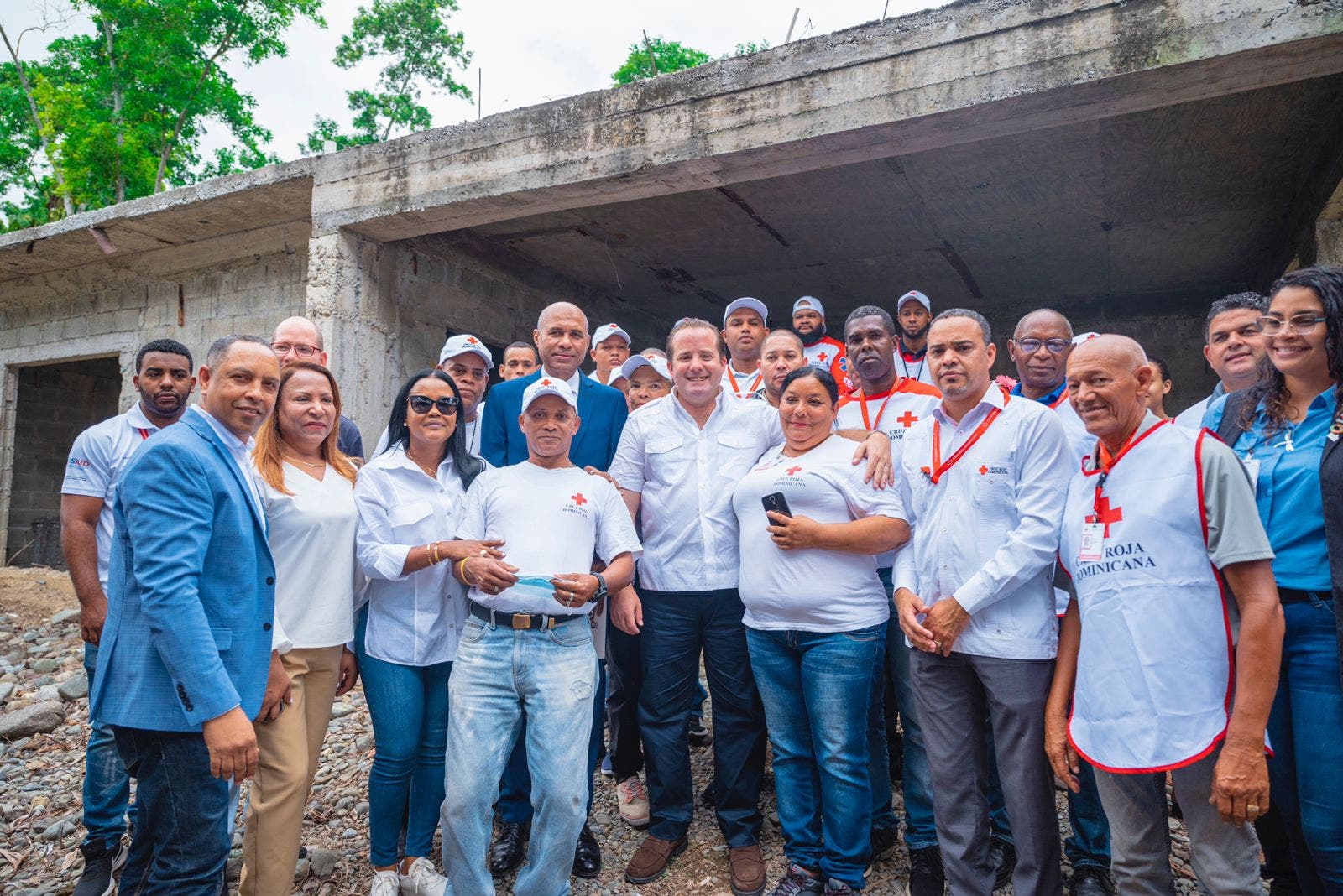 Paliza entrega aportes remodelación parroquia y construcción hogar Cruz Roja