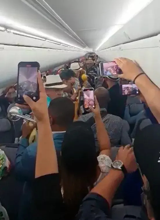 Grupo Bonyé enciende con su música el vuelo de regreso de Guatemala de la línea aérea Arajet