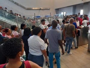 En la estación Mamá Tingó las escaleras eléctricas siempre están detenidas en las "horas pico", lo que ocasiona un tumulto en las estaciones. Foto: Awilda Cuello.