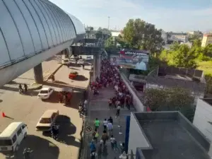 Filas «kilométricas» y caos en el Metro y Teleférico de Santo Domingo