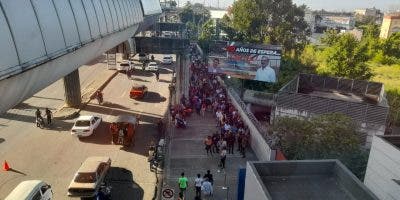 Filas «kilométricas» y caos en el Metro y Teleférico de Santo Domingo