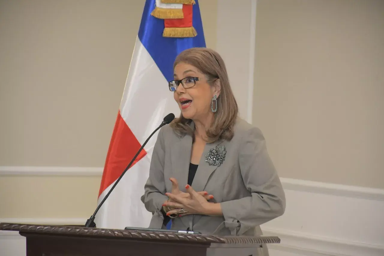 Senado reconoce a Olga Lara por su trayectoria artística