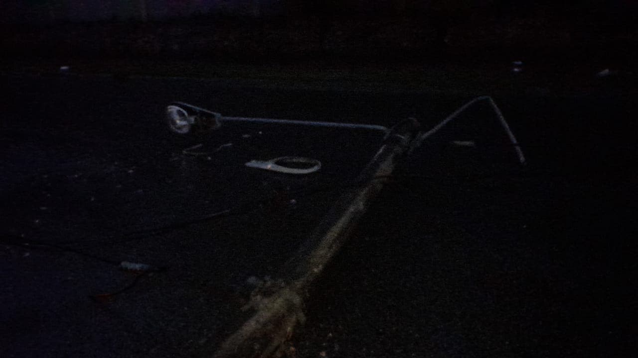 Un poste del tendido eléctrico cayó en la Avenida Ecológica esta madrugada