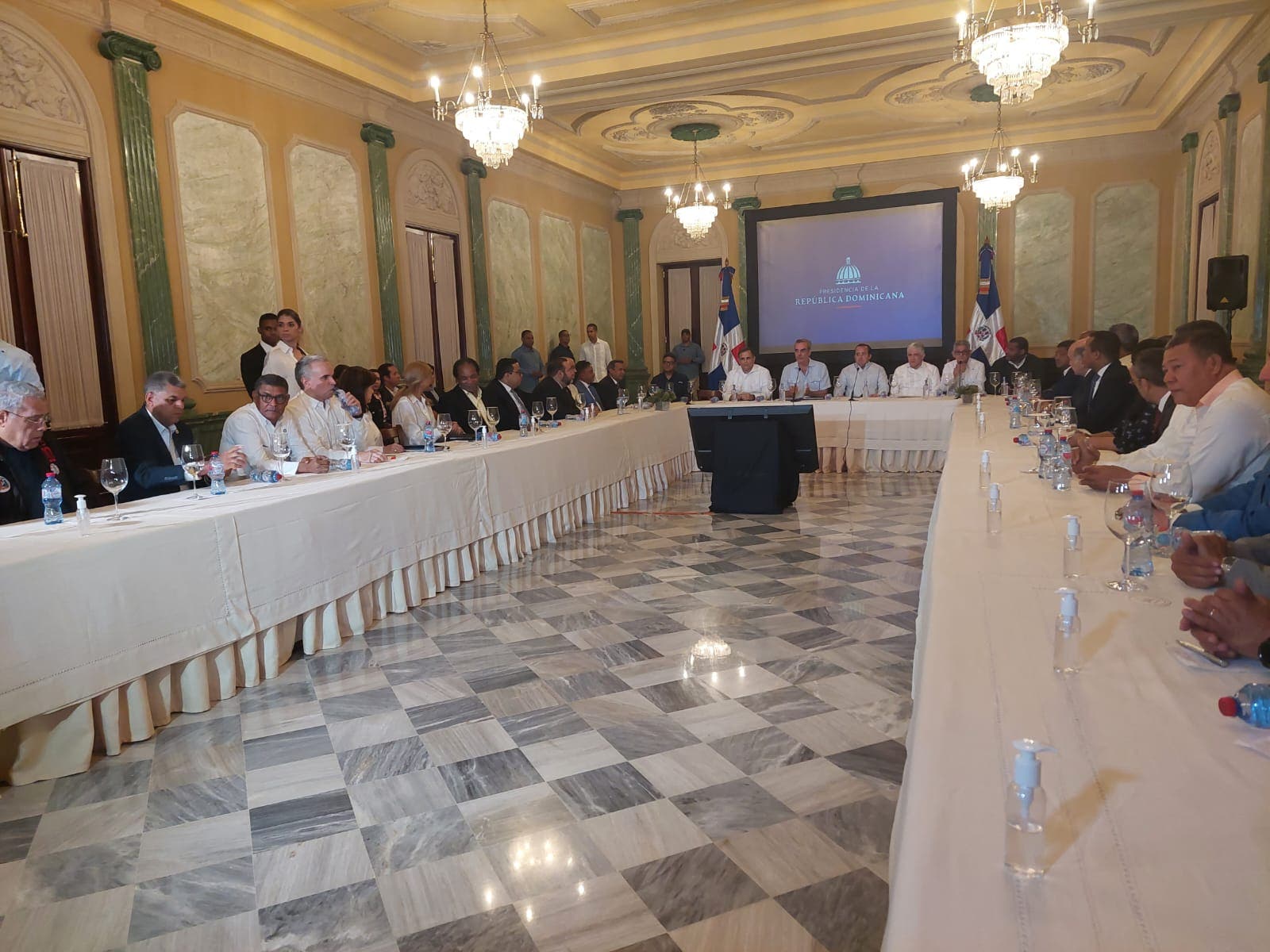 Abinader está reunido en Palacio Nacional con representantes de todos los partidos políticos