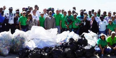 Colaboradores de OMSA recogen cientos de desechos sólidos en Playa Manresa
