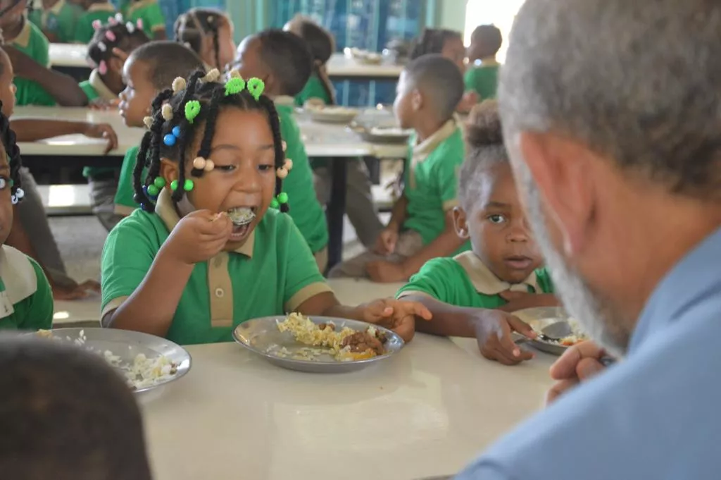 Inician entrega de alimentos a escuelas de las zonas afectadas por Fiona