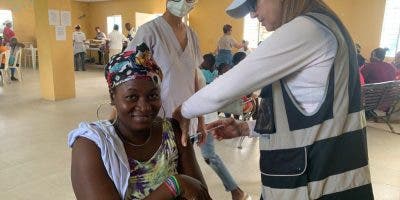 Salud Pública vacuna a decenas de personas desplazadas a causa de Fiona