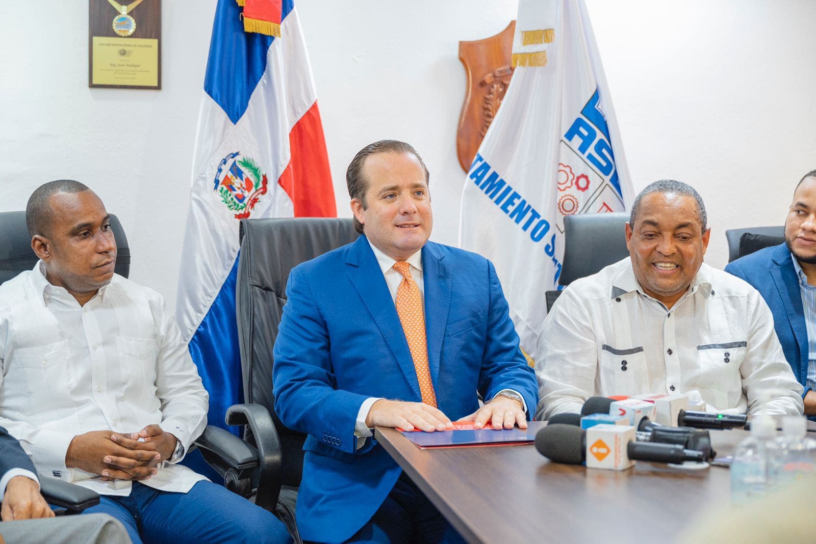 Gobierno entrega recursos para obras municipales de Santo Domingo Oeste
