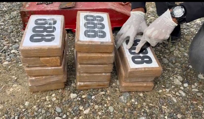 DNCD ocupa 13 paquetes de cocaína escondidos debajo de buque