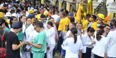 Cientos de personas marchan en Santiago contra ARS y AFP