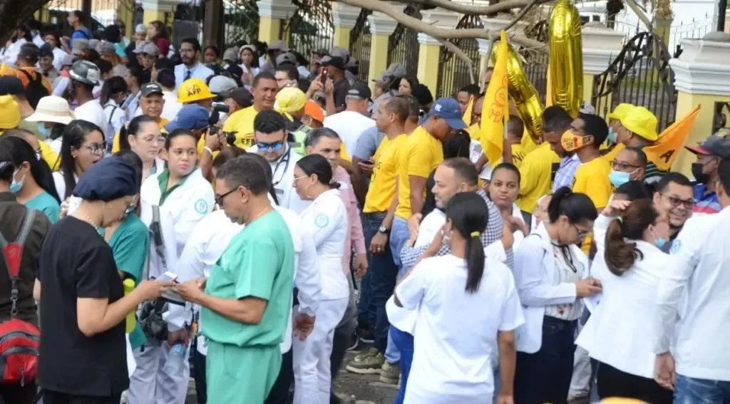 Cientos de personas marchan en Santiago contra ARS y AFP