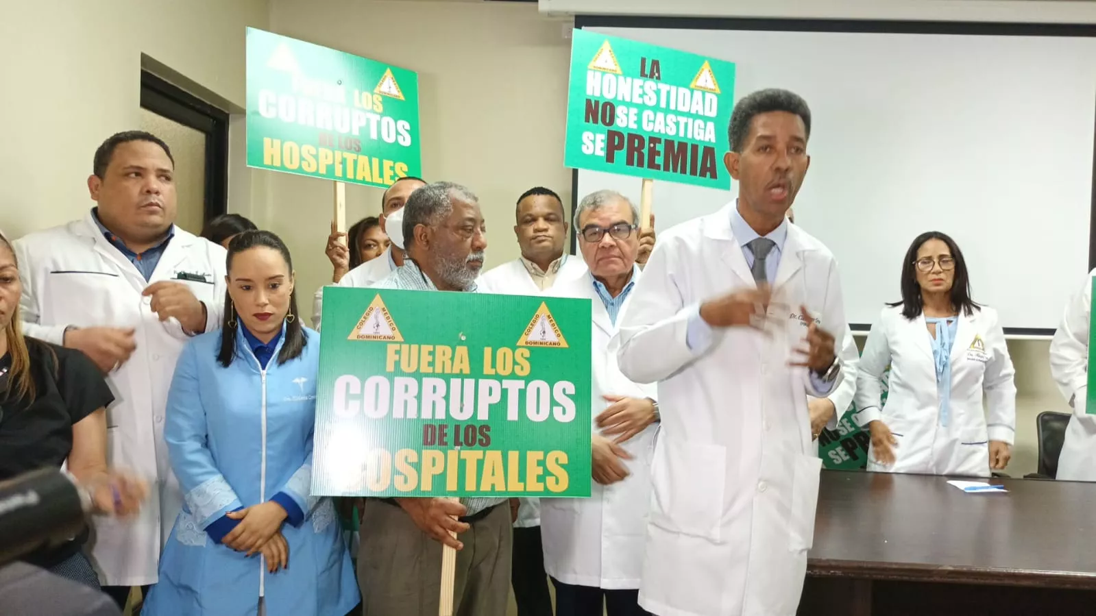 CMD y director del Robert Reid acusan administrador del centro de bloquear compra de insumos y equipos