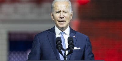 Biden propone una norma para evitar veto escolar categórico a atletas trans