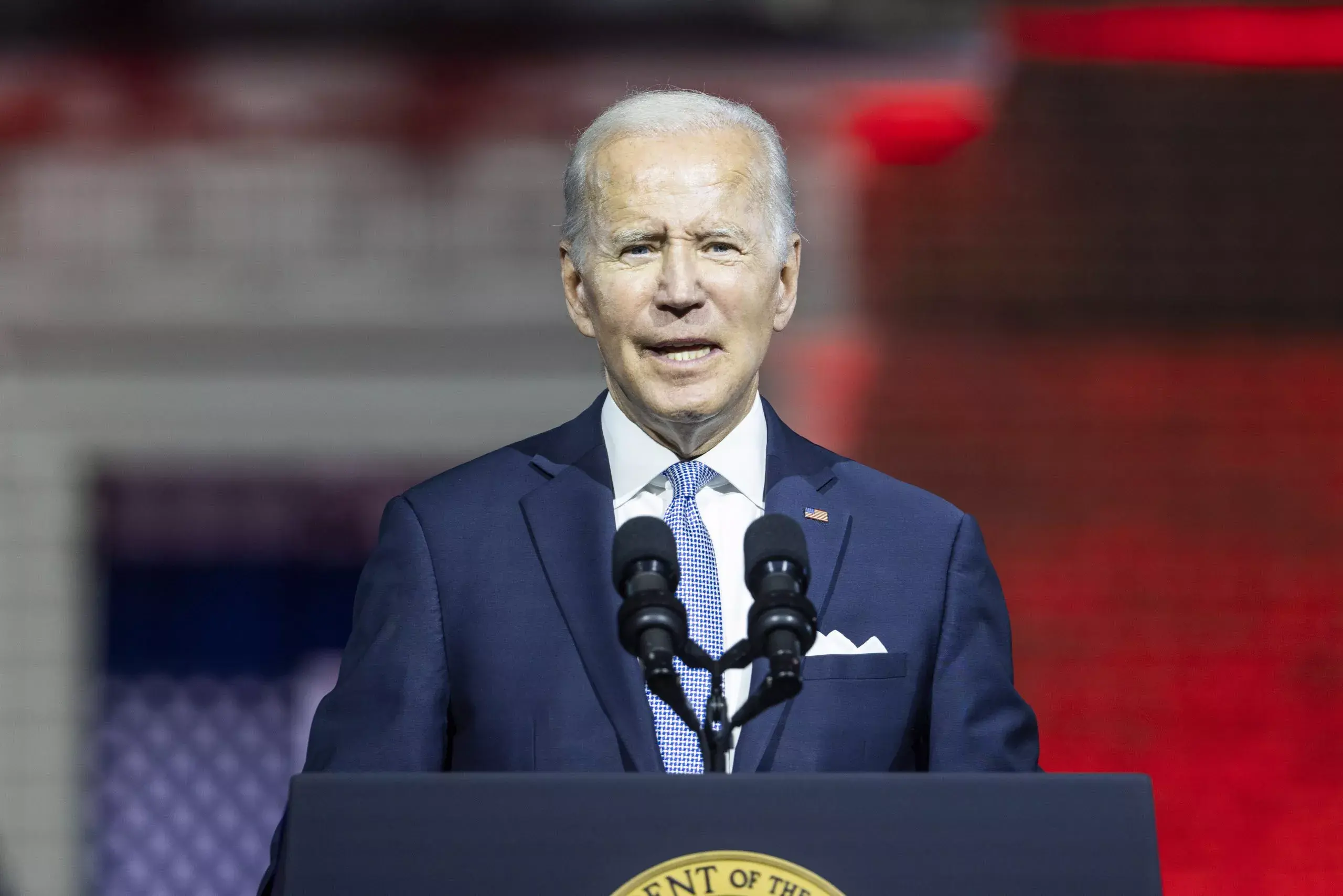 Biden propone una norma para evitar veto escolar categórico a atletas trans