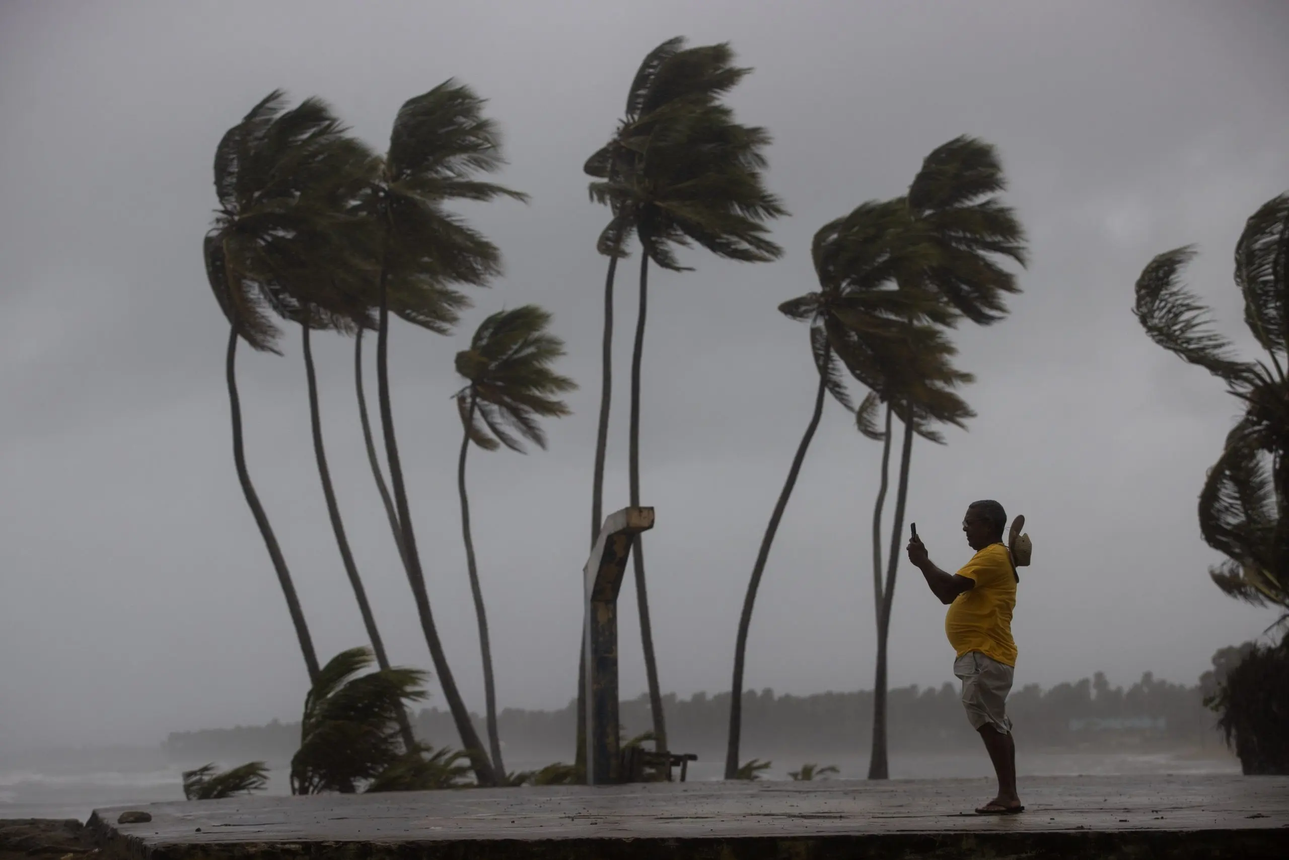 El huracán Fiona azota República Dominicana y Puerto Rico