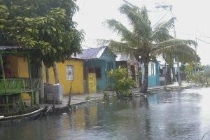 Nagua: Entre río y cañada pero se niegan a salir por temor a que les roben