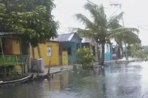 Nagua: Entre río y cañada pero se niegan a salir por temor a que les roben