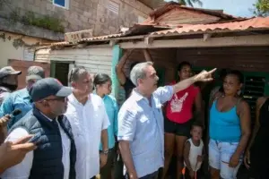 Abinader recorre Samaná para constatar daños dejados por Fiona