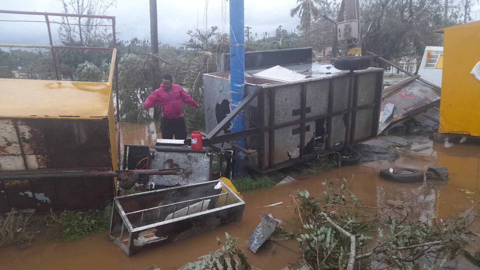 Negocios de comida rápida fueron arrasados por huracán Fiona en Samaná