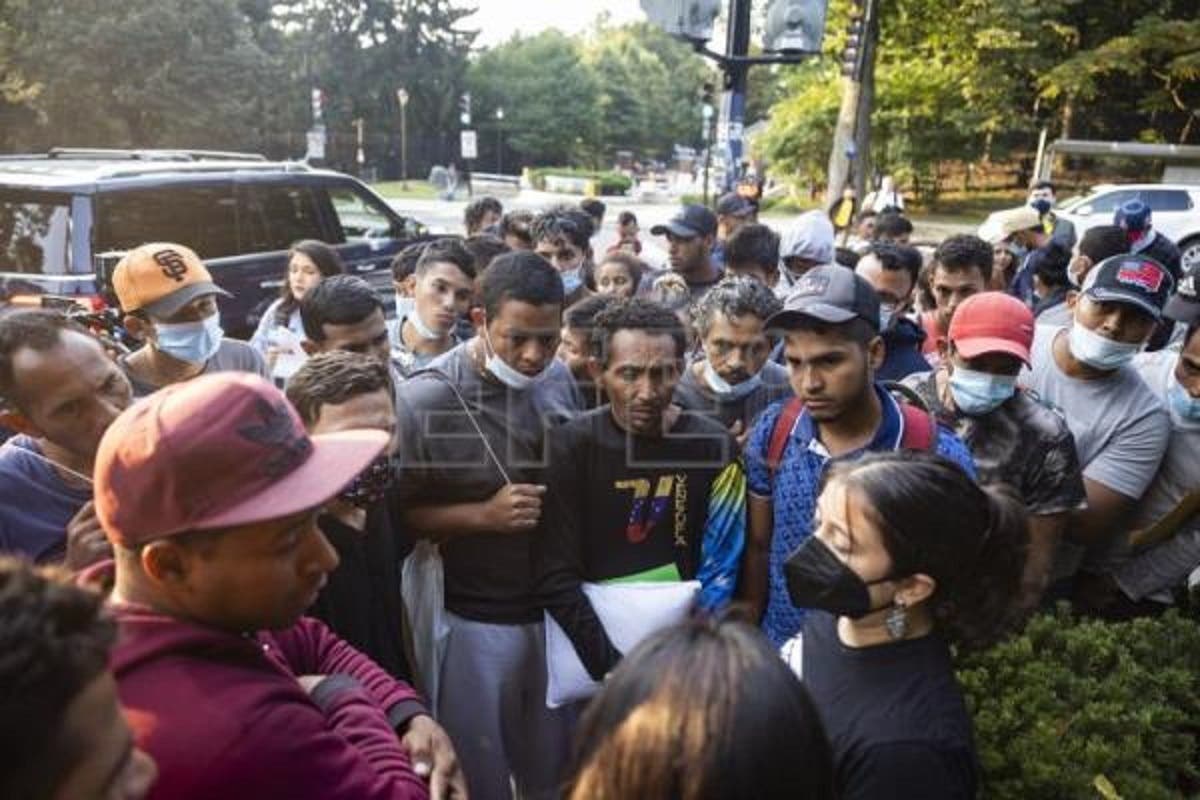 Texas manda buses con centenar de migrantes a la residencia de Kamala Harris