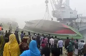 Medio centenar de muertos al naufragar un barco en Bangladesh