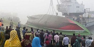 Medio centenar de muertos al naufragar un barco en Bangladesh