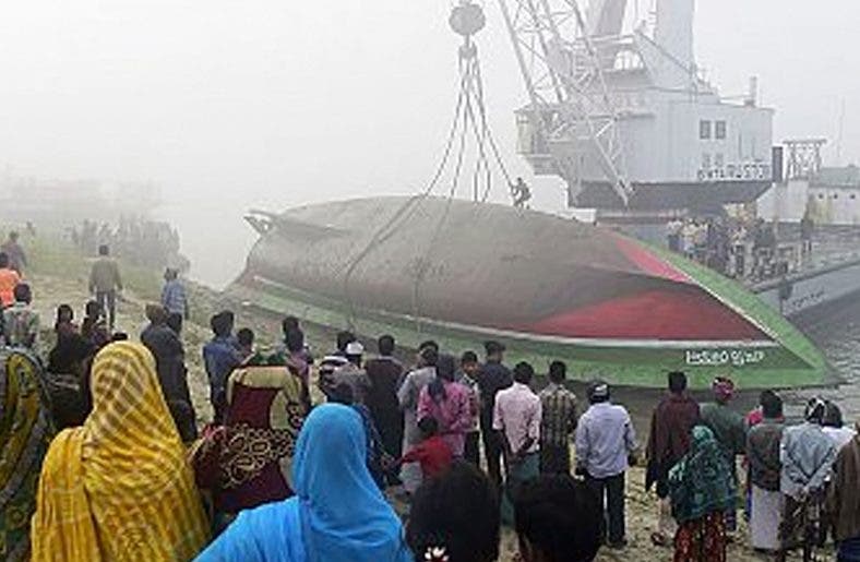 Medio centenar de muertos al naufragar un barco en Bangladesh