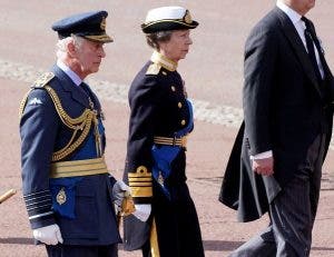 El rey Carlos III y la princesa Ana siguen el féretro de la reina Isabel II en la procesiÃ³n desde el Palacio de Buckingham hasta el Parlamento, Londres.