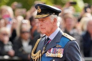 El rey británico Carlos III sigue al cortejo fúnebre con el ataúd de la reina Isabel II del Palacio de Buckingham al Parlamento, en Londres, el 14 de septiembre de 2022.