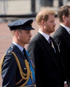 Los príncipes Guillermo, izquierda, y Enrique, 2do izquierda, siguen el féretro de la reina Isabel II en la procesiÃ³n desde el Palacio de Buckingham hasta el Parlamento, Londres.