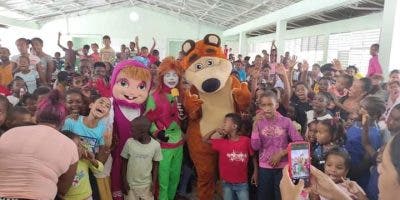 Entregan útiles escolares a cientos de niños en Elías Piña