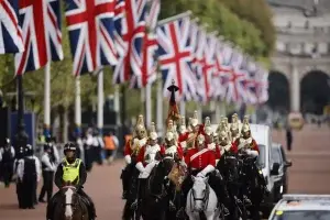 Cortejo fúnebre de Isabel II llega al Parlamento británico