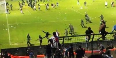 Al menos 127 muertos por violencia tras un partido de fútbol en Indonesia