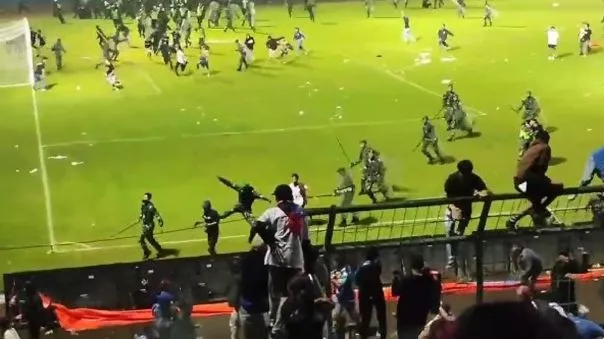 Al menos 127 muertos por violencia tras un partido de fútbol en Indonesia