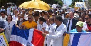 Pacientes indefensos en medio de lucha de los médicos y las ARS