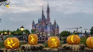 Un grupo de turistas queda encerrado en el parque Disney de Shanghái por la política «cero covid» de China