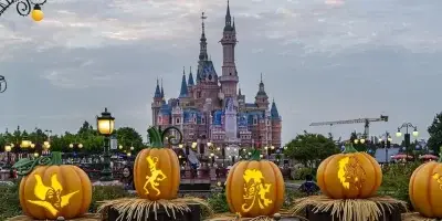 Un grupo de turistas queda encerrado en el parque Disney de Shanghái por la política «cero covid» de China