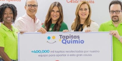César Iglesias entrega aporte Fundación TapitasxQuimio