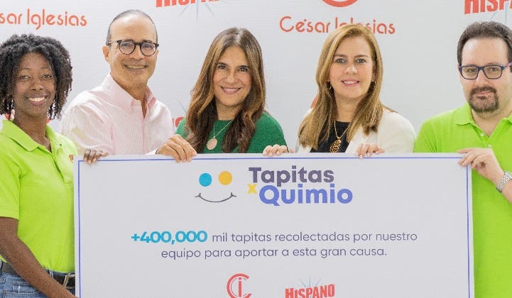 César Iglesias entrega aporte Fundación TapitasxQuimio