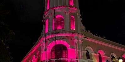 Los monumentos se iluminan de rosa