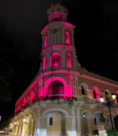Los monumentos se iluminan de rosa