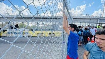 Protestan pacíficamente venezolanos deportados en puente entre México y EEUU