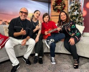 Tres generaciones de los  Estefan se unieron para un disco navideño