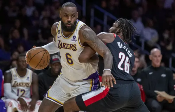 LeBron James intenta burlar la defensa de Justise Winslow en el partido del pasado domingo.