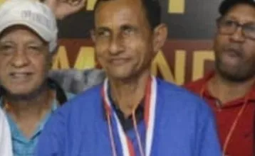 Miguel Torres recibe su premio de campeón.
