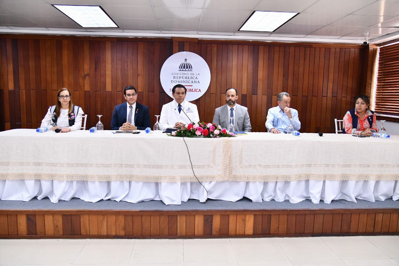 Ministro de Salud coordina acciones contra dengue, cólera y otras enfermedades