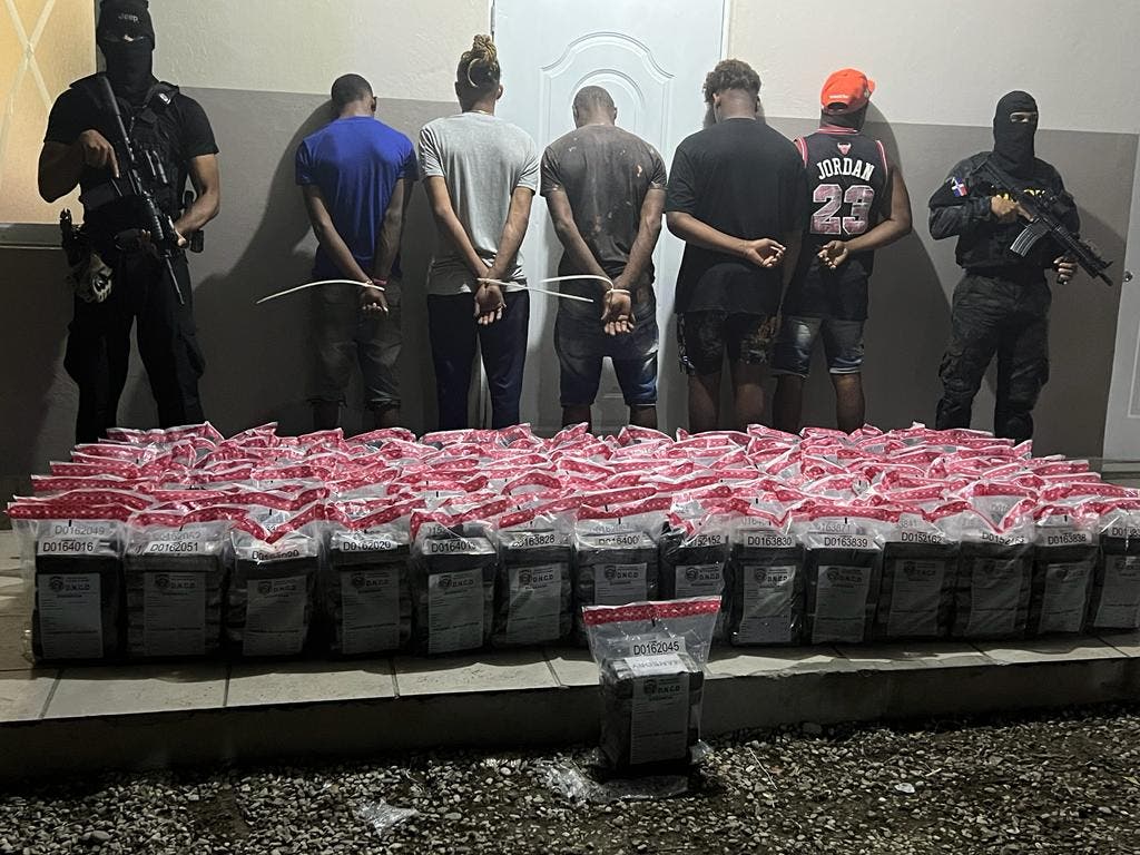 Autoridades ocupan 677 paquetes de cocaína y apresan cinco en medio de tiroteo en Barahona