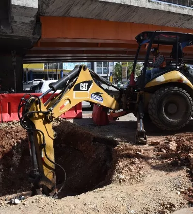 Brigadas trabajan en la rehabilitación de redes de agua.